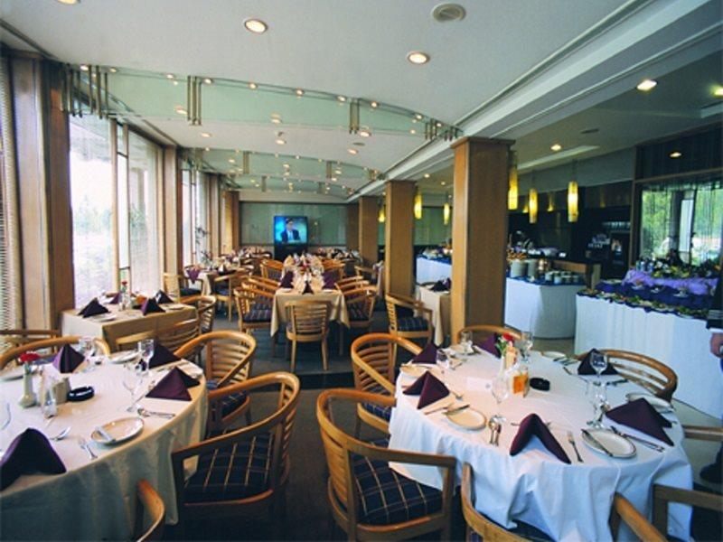Hotel Crown Plaza Islamabad Exterior foto