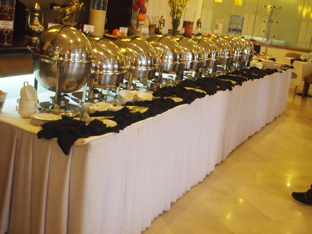 Hotel Crown Plaza Islamabad Exterior foto